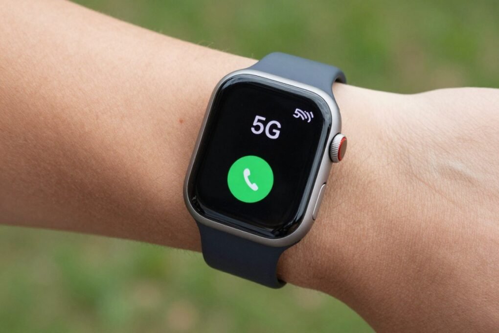 Apple Watch Series 11 realizando chamada telefônica com visualização de sinal 5G Apple Watch Series 11 realizando chamada telefônica com visualização de sinal 5G